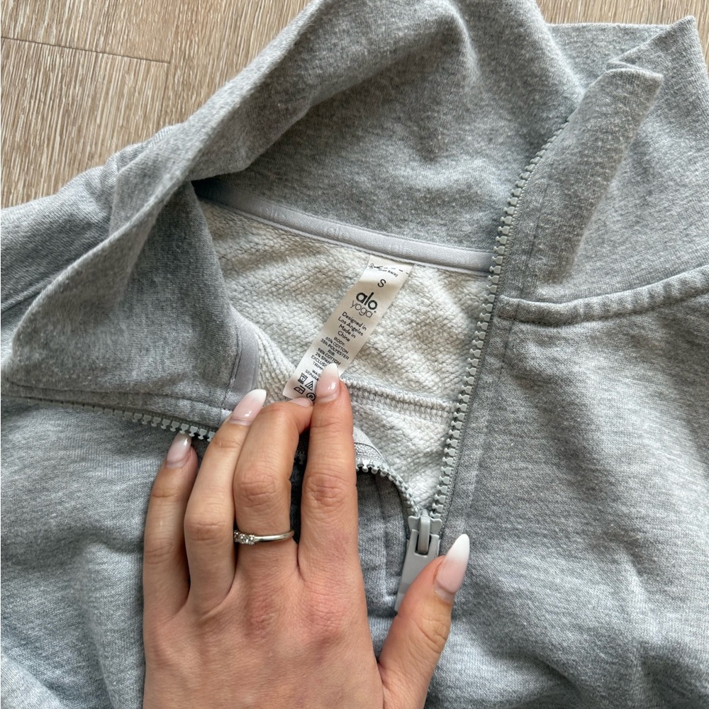 ALO yoga! Super cute and soft cropped sweatshirt (XS) (GREY) (LIKE NEW) - Picture 2 of 2